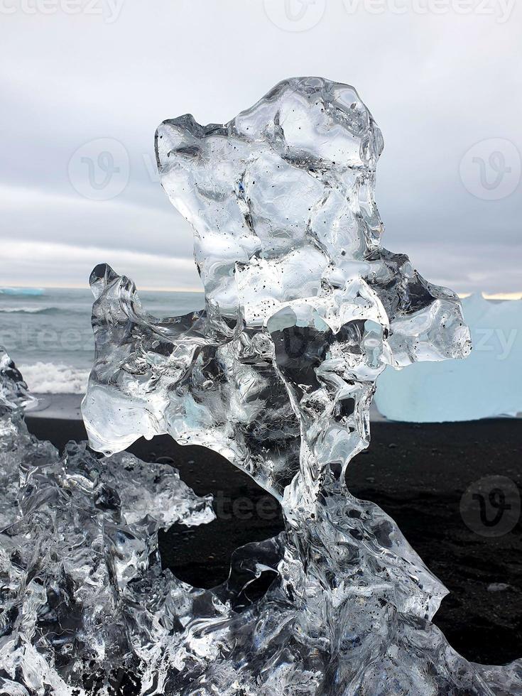 Bloques de hielo glacial arrastrados a tierra en Diamond Beach, Islandia foto