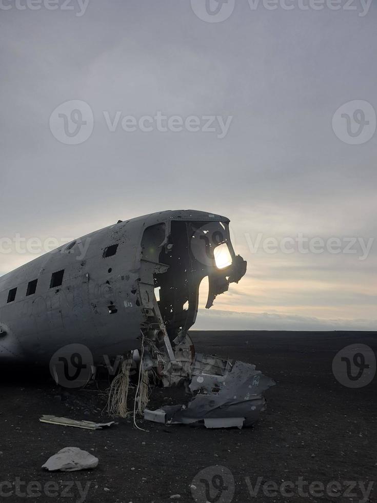 accidente de avión abandonado en solheimasandur, islandia, por la noche con un cielo dramático en el fondo foto