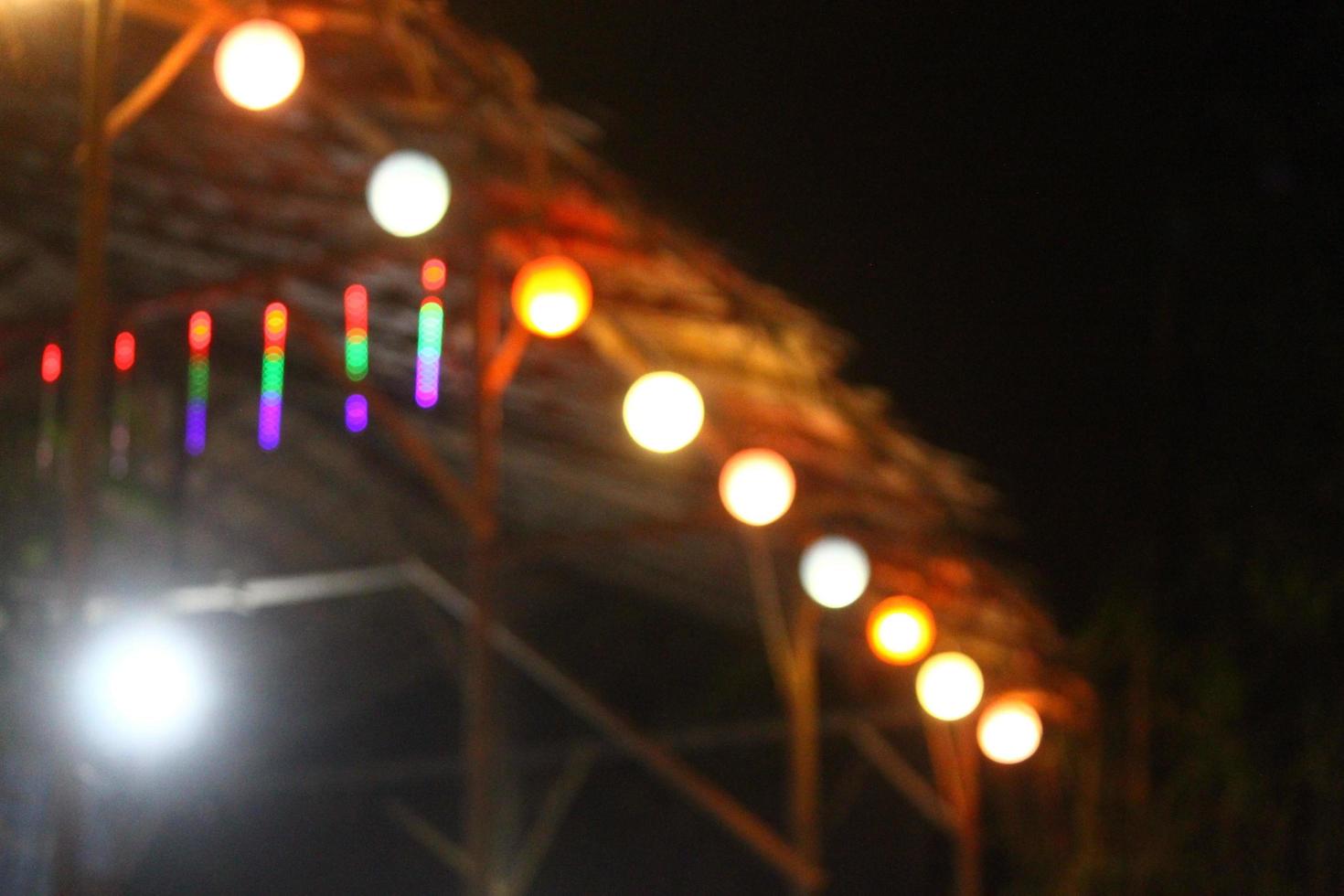 foto de luces de colores fuera de foco en un café por la noche