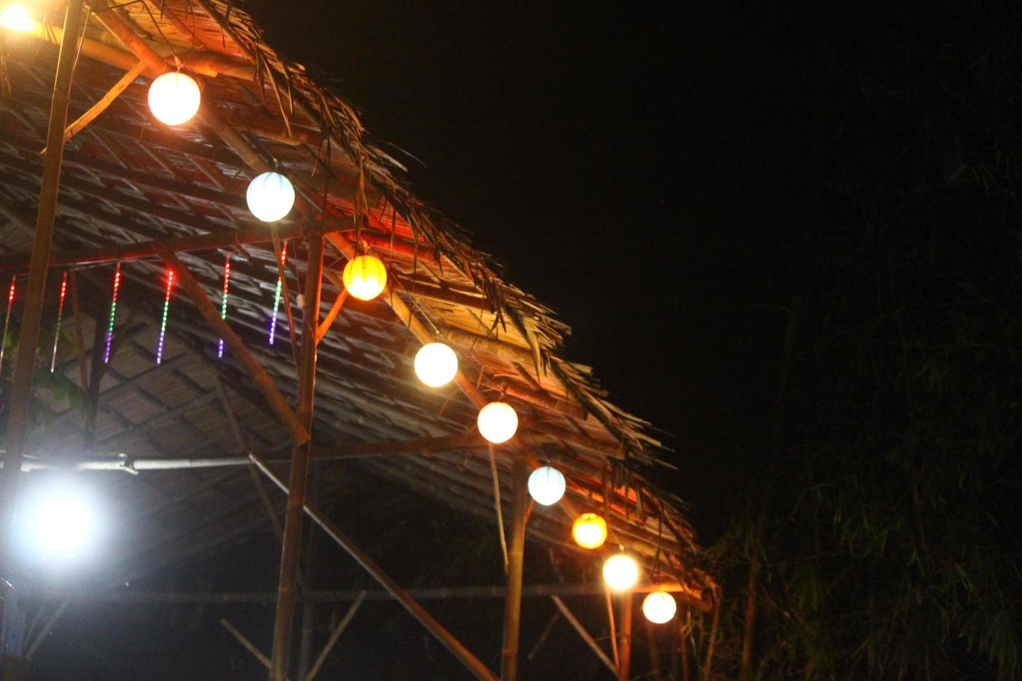 foto de las luces en el cafe por la noche