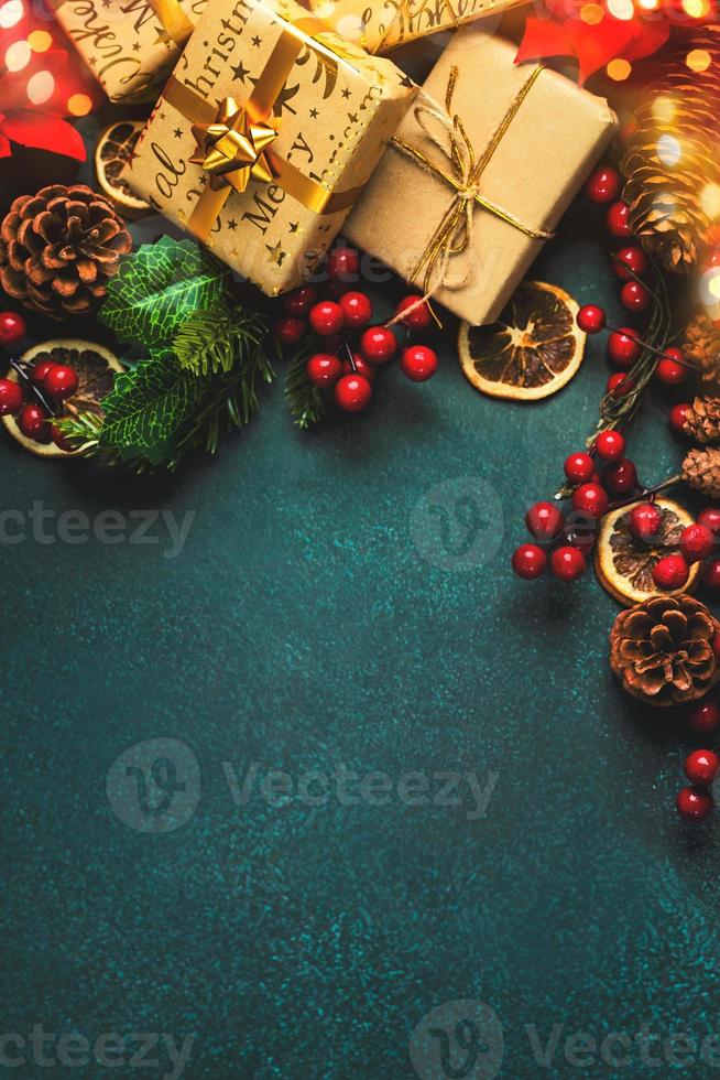 fondo del concepto de navidad. vista superior del marco de adornos navideños y luces navideñas con espacio para texto foto
