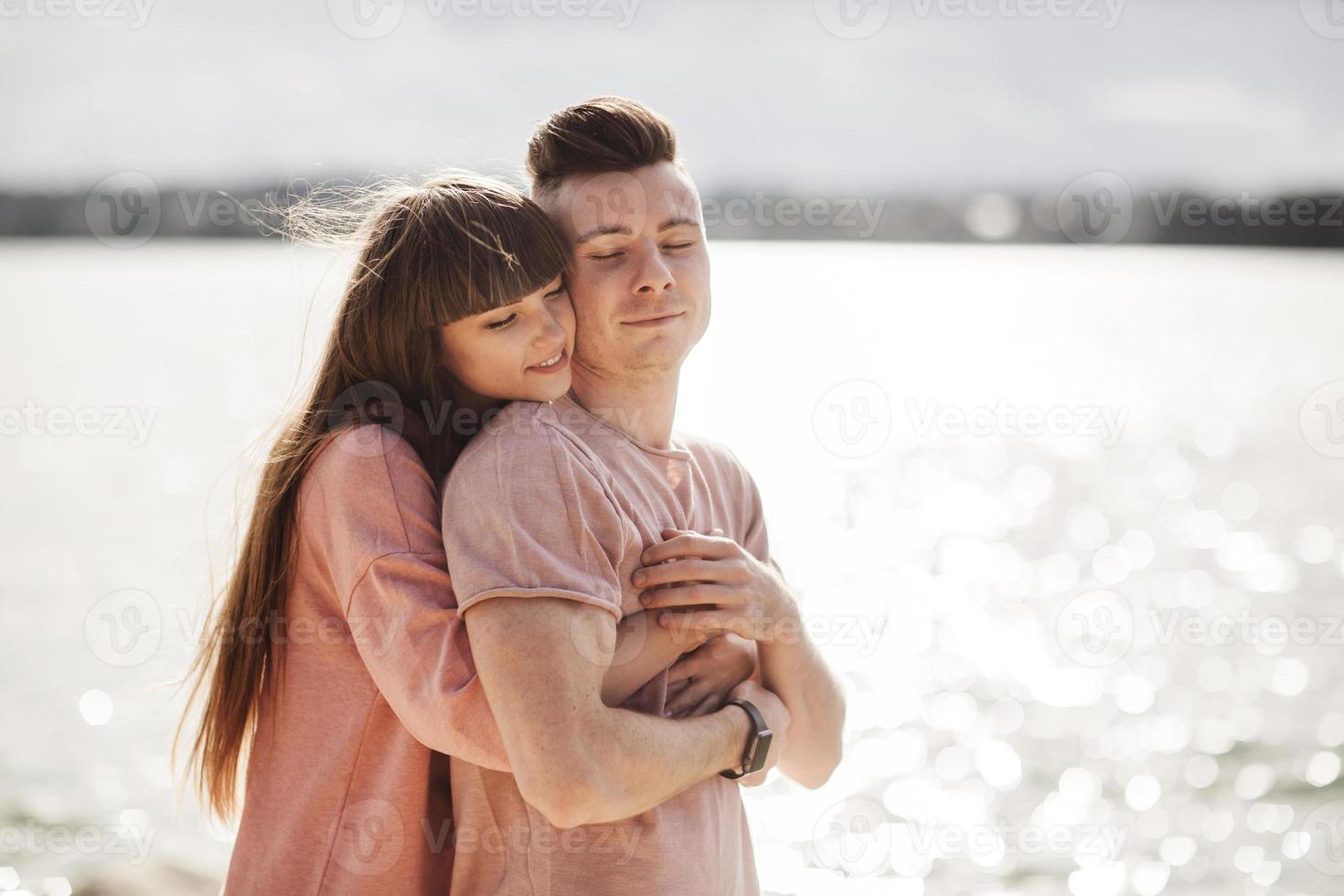 amorosa pareja joven besándose y abrazándose al aire libre. amor y ternura, citas, romance, familia, concepto de aniversario. foto