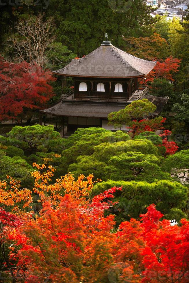 ginkaku-ji, templo del pabellón de plata o llamado oficialmente jisho-ji, o templo de la misericordia brillante, un templo zen en el barrio sakyo de kyoto, kansai, japón foto