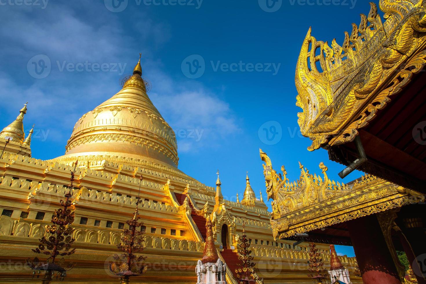 pagoda de shwezigon, o paya de shwezigon, un templo budista ubicado en nyaung-u, una ciudad cerca de bagan, región de mandalay, myanmar foto