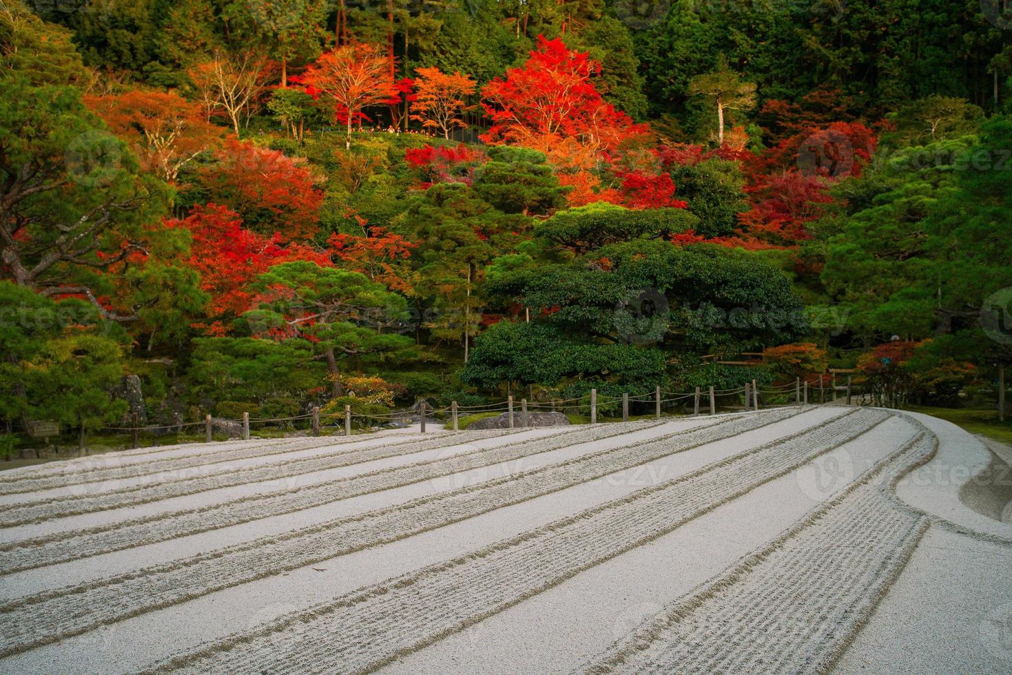 jardín de arena ginshaden, jardín zen o jardín de rocas japonés, en ginkaku-ji, o templo del pabellón de plata oficialmente llamado jisho-ji, o templo de la misericordia brillante, kyoto, kansai, japón foto