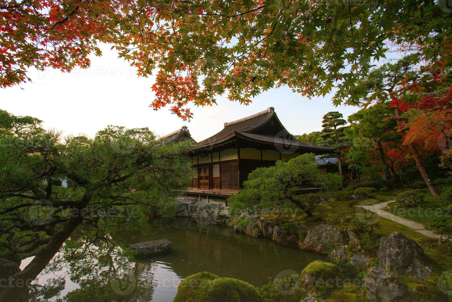 ginkaku-ji, templo del pabellón de plata o llamado oficialmente jisho-ji, templo de la misericordia brillante, un templo zen en el barrio sakyo de kyoto, kansai, japón foto