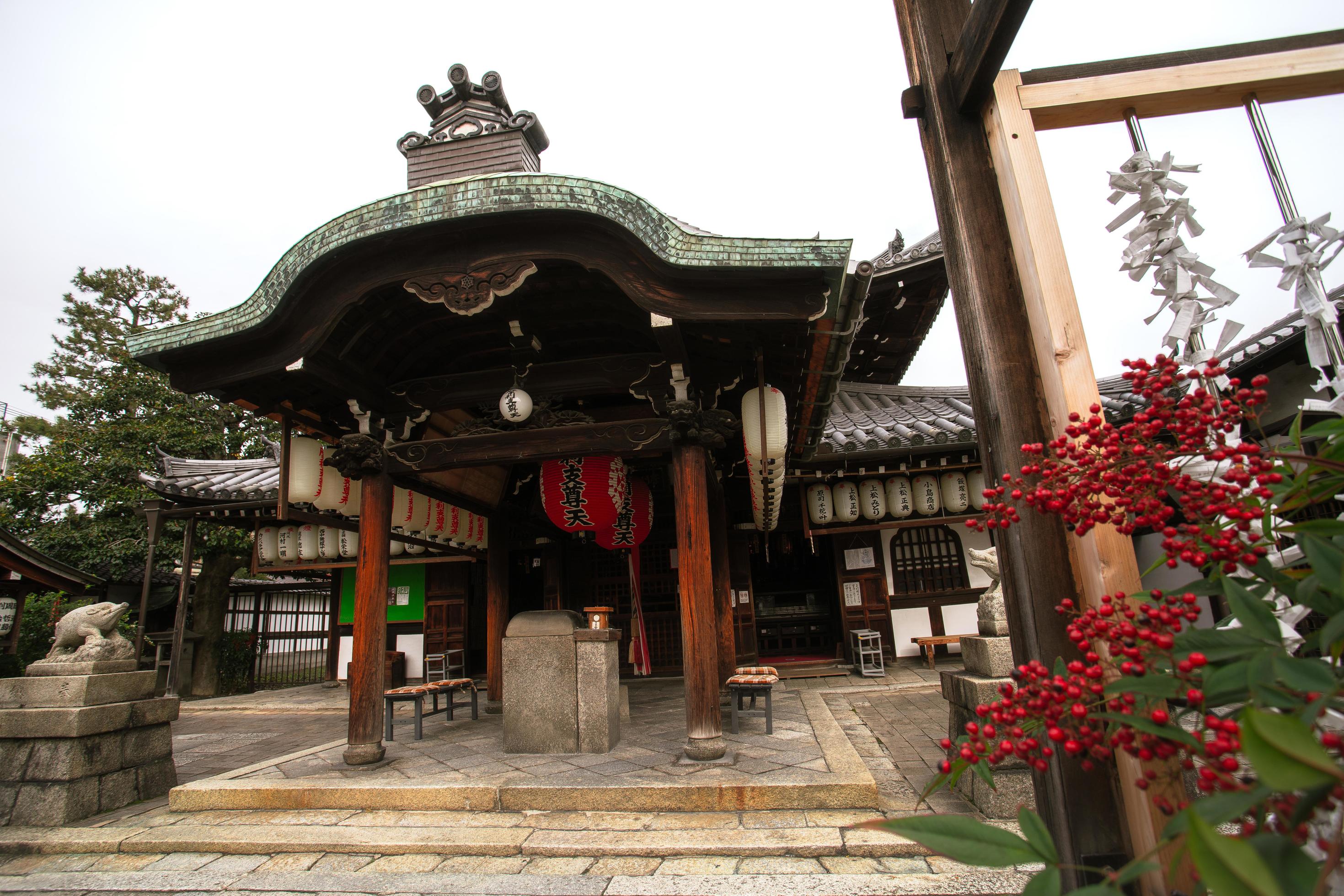prefectura de kyoto, kansai, japón - 22 de noviembre de 2019 - escena del templo zenkyoan, un antiguo templo en el distrito de higashiyama en kyoto 13924403 Foto de stock en Vecteezy