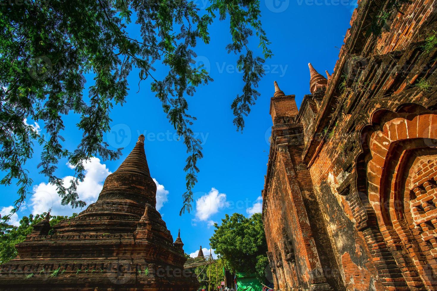pagodas antiguas en bagan antiguo, una ciudad antigua ubicada en la región de mandalay de myanmar foto