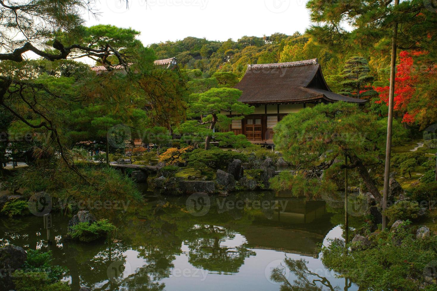 ginkaku-ji, templo del pabellón de plata o llamado oficialmente jisho-ji, templo de la misericordia brillante, un templo zen en el barrio sakyo de kyoto, kansai, japón foto