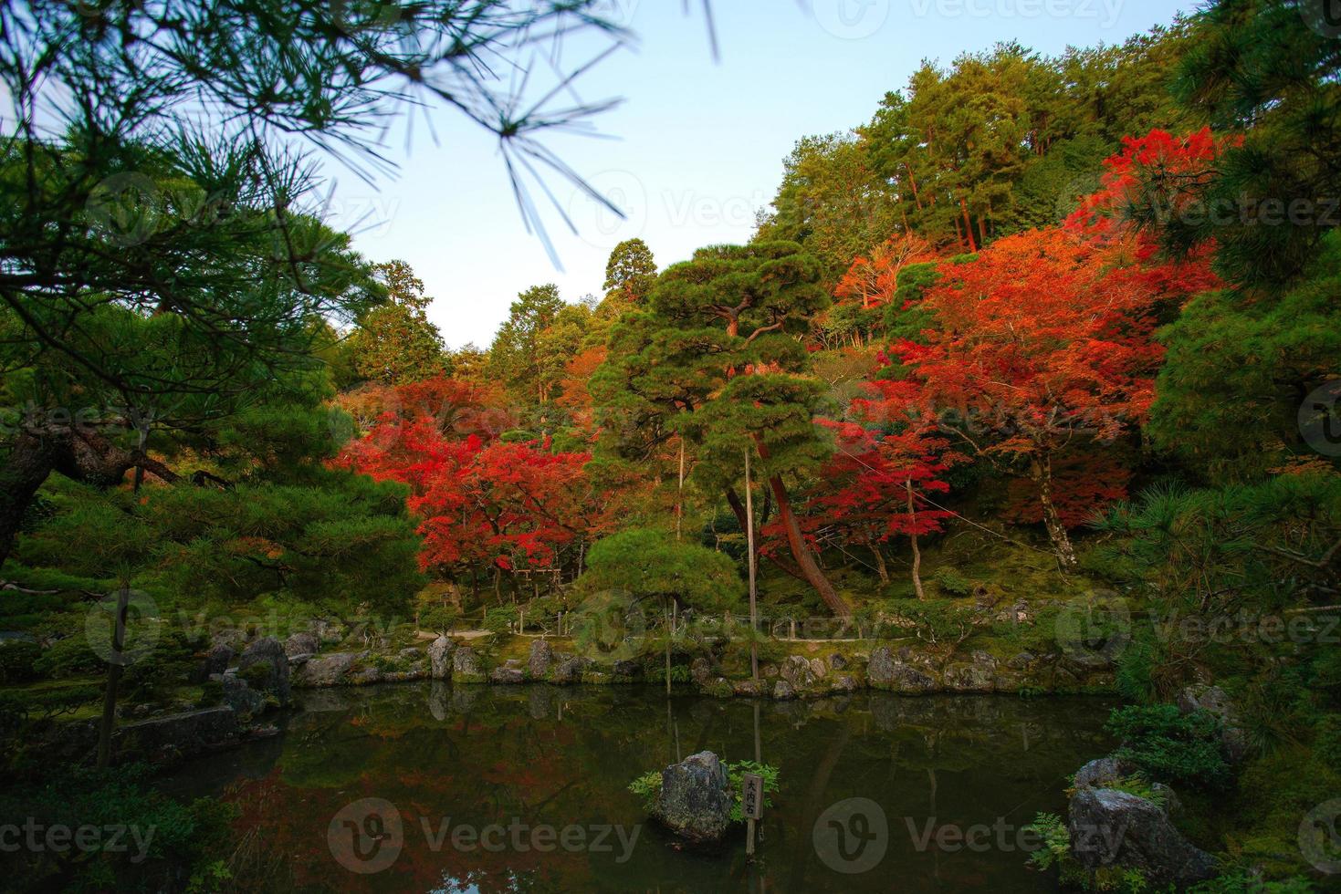 ginkaku-ji, templo del pabellón de plata o llamado oficialmente jisho-ji, templo de la misericordia brillante, un templo zen en el barrio sakyo de kyoto, kansai, japón foto