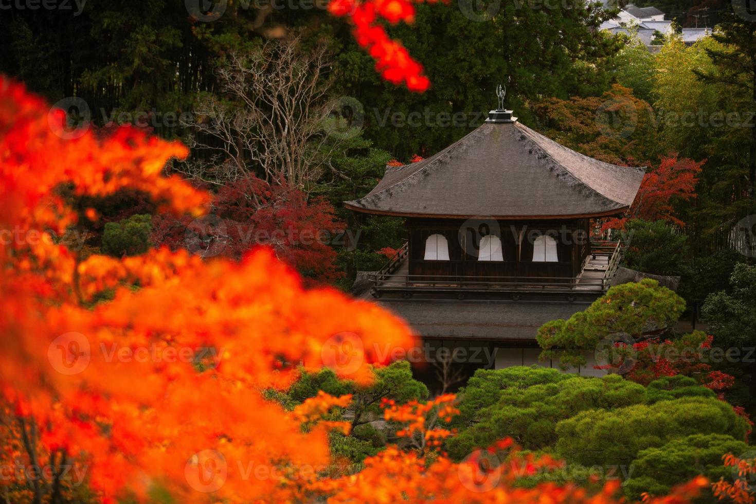 ginkaku-ji, templo del pabellón de plata o llamado oficialmente jisho-ji, o templo de la misericordia brillante, un templo zen en el barrio sakyo de kyoto, kansai, japón foto