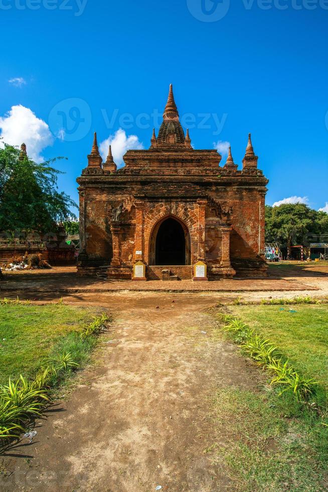 pagodas antiguas en bagan antiguo, una ciudad antigua ubicada en la región de mandalay de myanmar foto