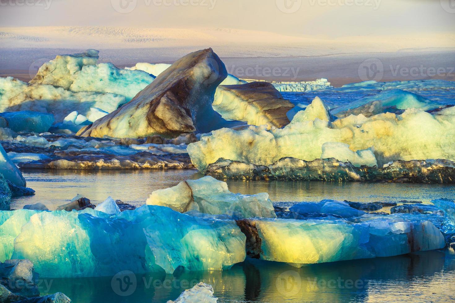 jokulsarlon, o laguna glacial del río, un gran lago glacial en el borde del parque nacional vatnajokull en el sureste de islandia foto