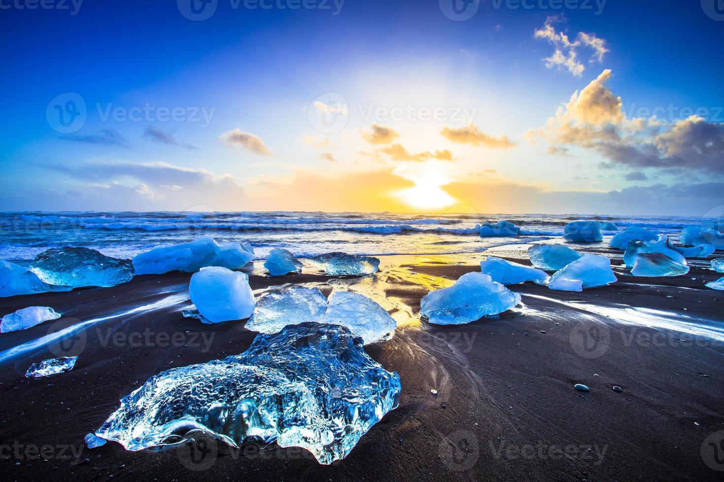 roca de hielo con playa de arena negra en la playa de jokulsarlon, o playa de diamantes, en el sureste de islandia foto