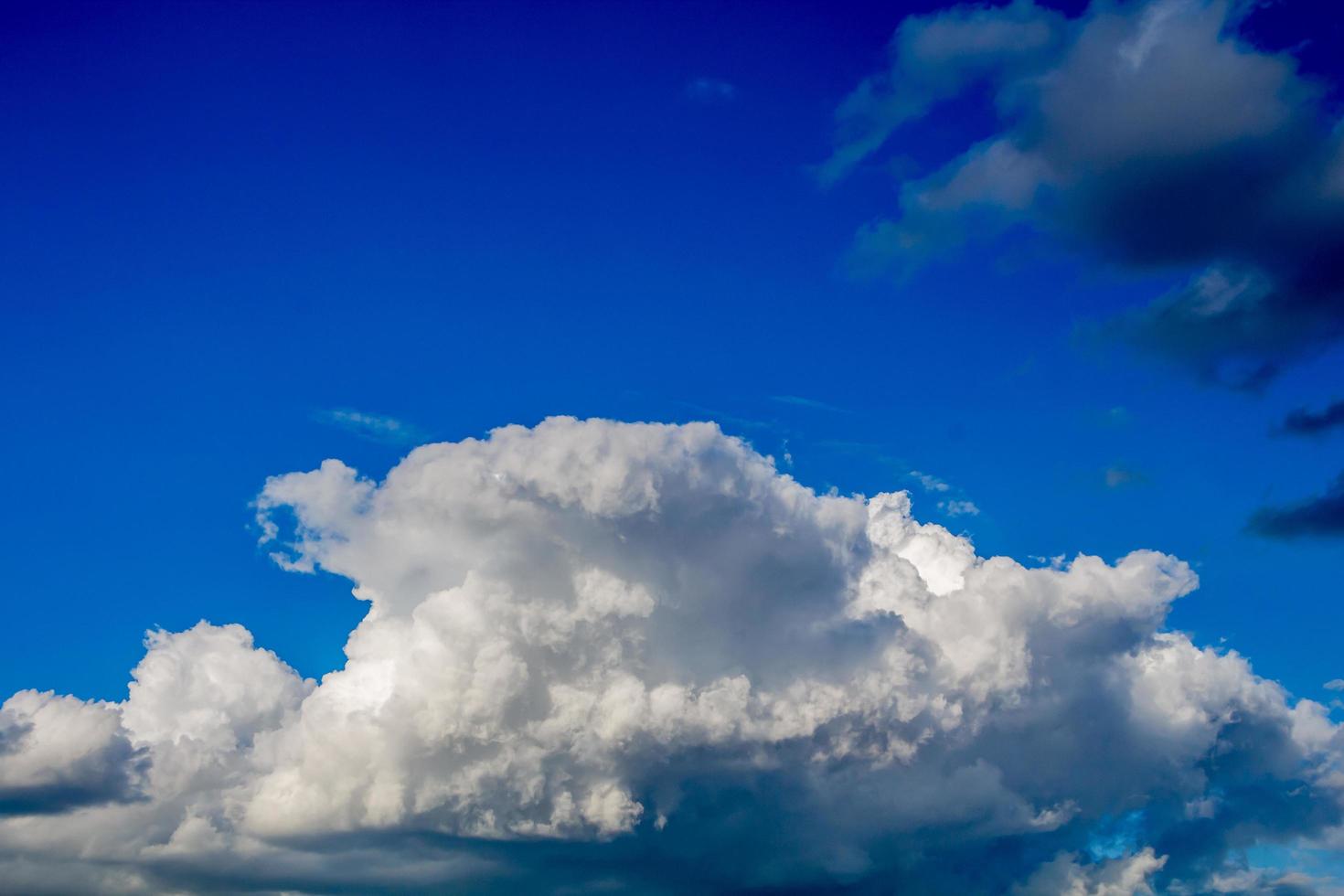 el lapso de tiempo de la imagen de hermosas nubes de lluvia moviéndose continuamente. , cielo azul de fondo foto