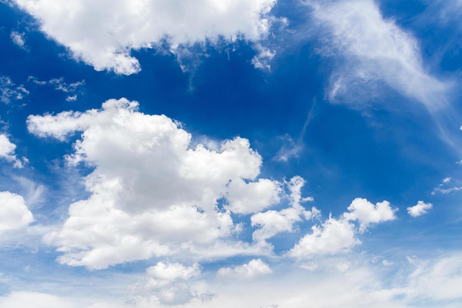 imagen de hermosas nubes blancas en continuo movimiento. , cielo azul de fondo foto