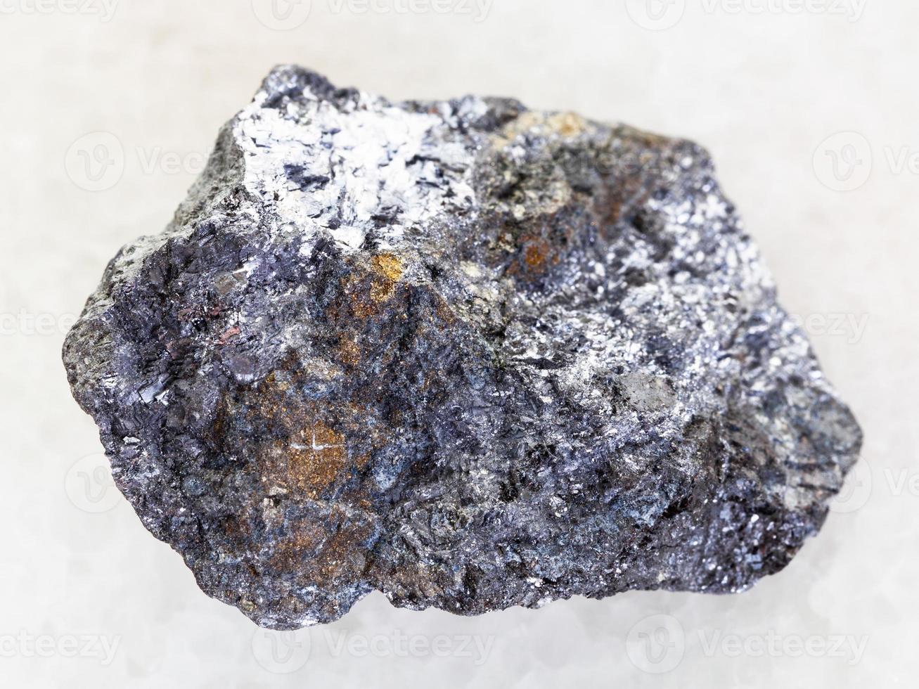 piedra de galena cruda con vena de calcopirita en blanco foto