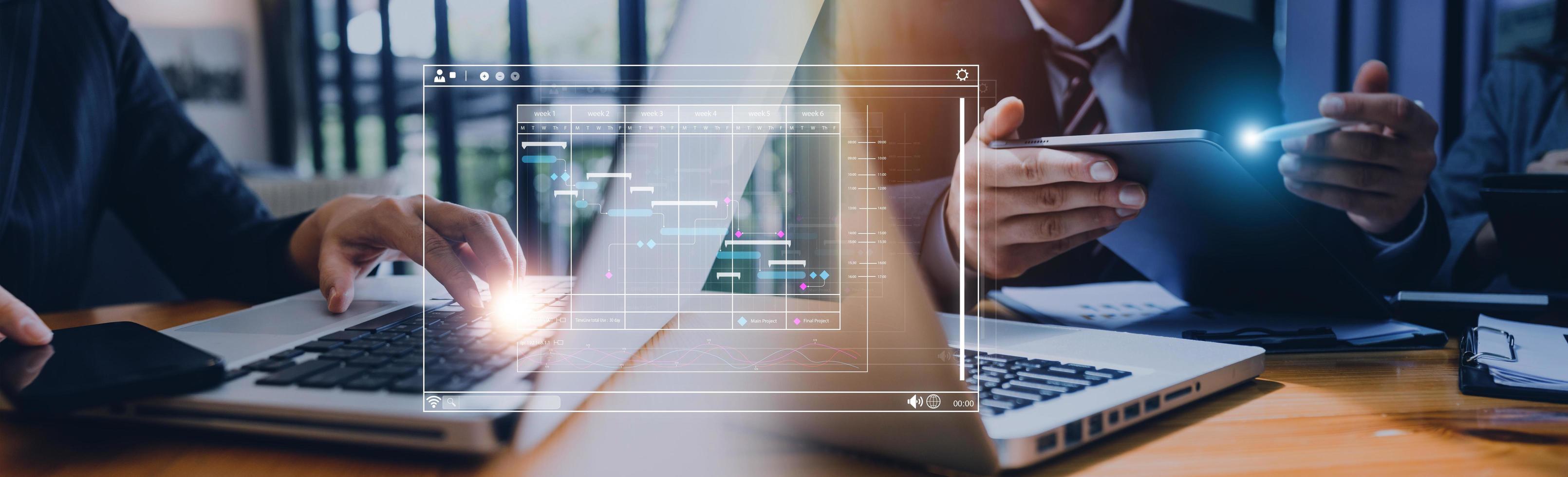 analista que trabaja con computadora en análisis de negocios y sistema de gestión de datos para hacer informes con kpi y métricas conectadas a la base de datos. estrategia corporativa para finanzas, operaciones, ventas, marketing foto