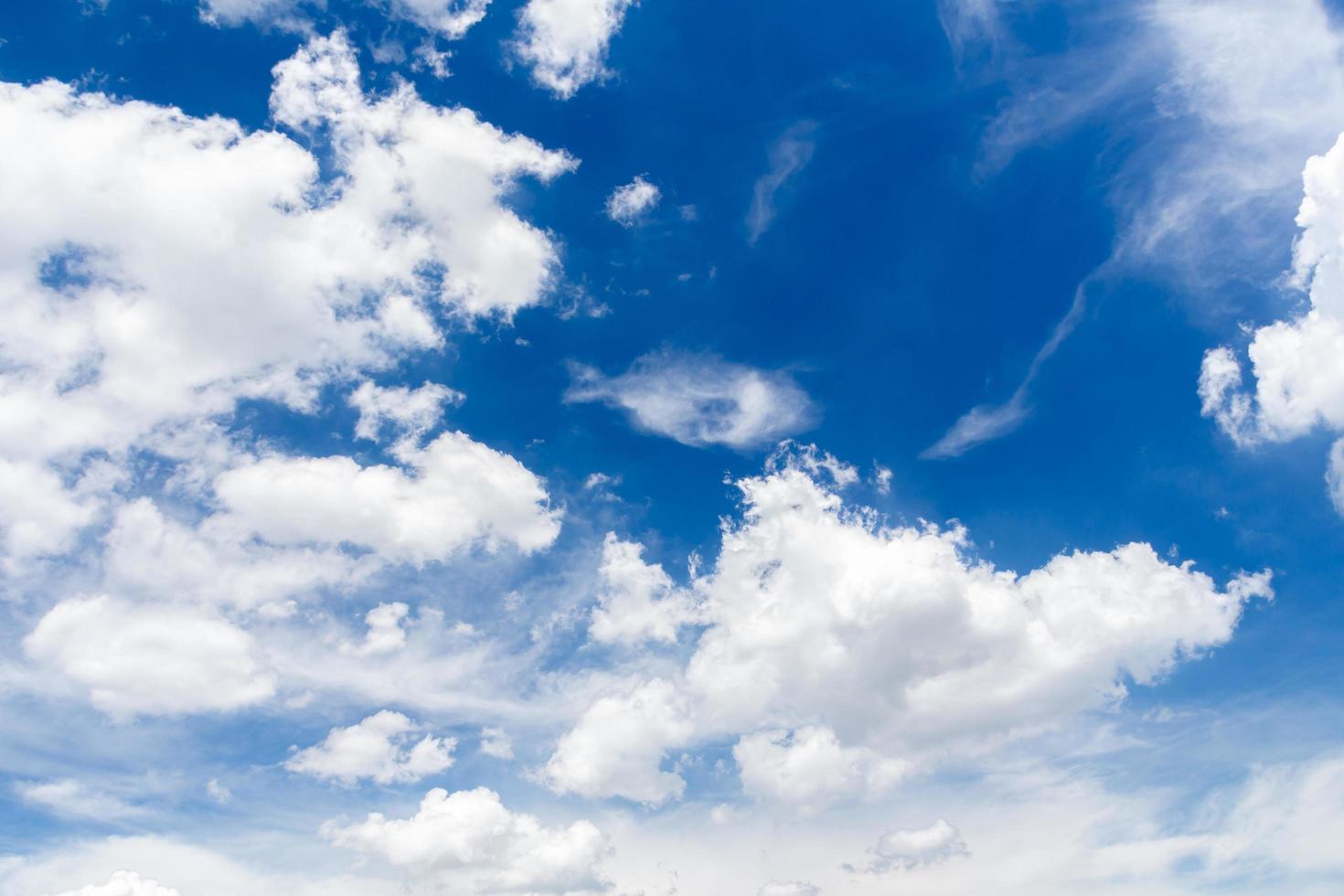 imagen de hermosas nubes blancas en continuo movimiento. , cielo azul de fondo foto