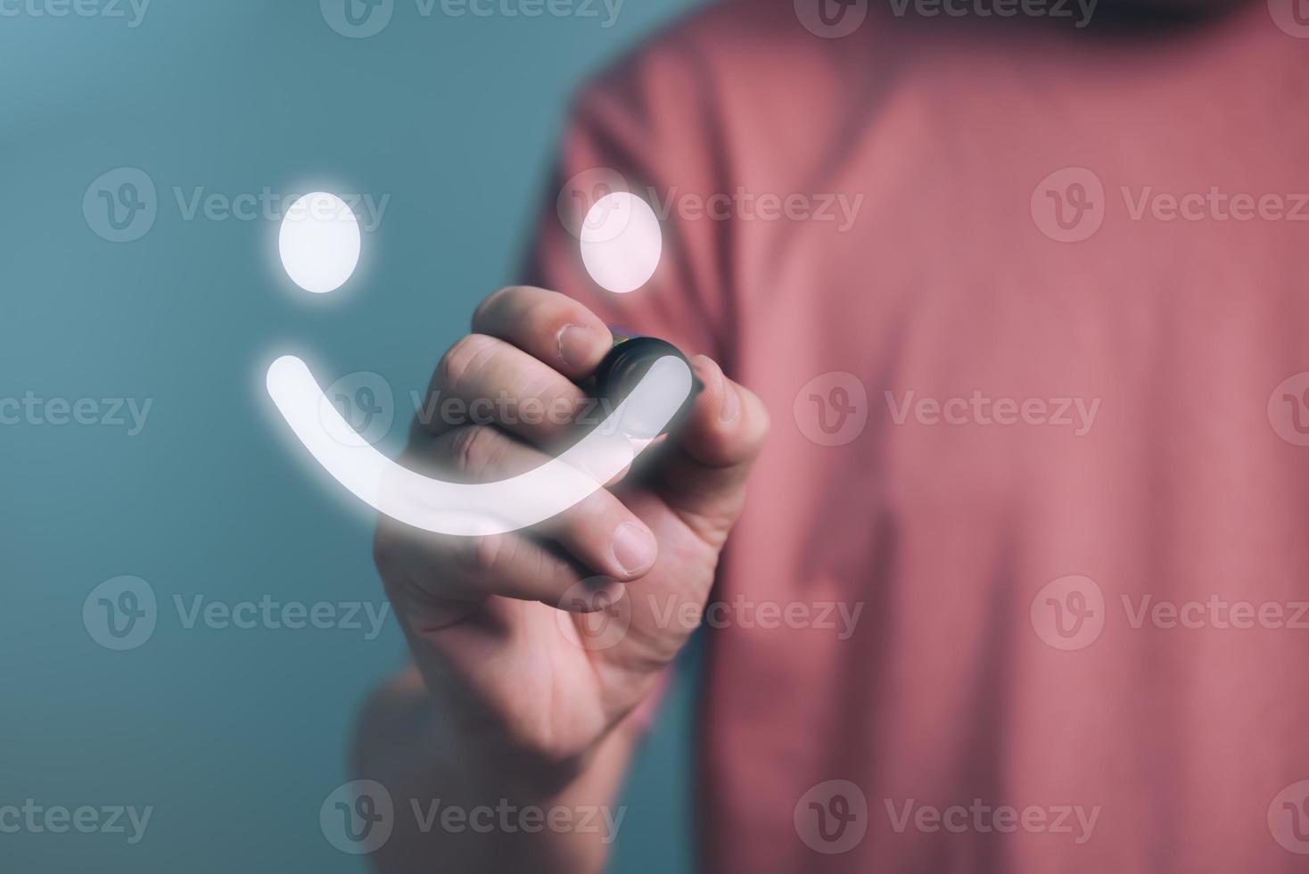 hombre escribiendo cara sonriente feliz, satisfacción del servicio al cliente, buena calificación de comentarios, revisión positiva del cliente, experiencia, encuesta de satisfacción, evaluación de salud mental, bienestar, salud mental mundial foto