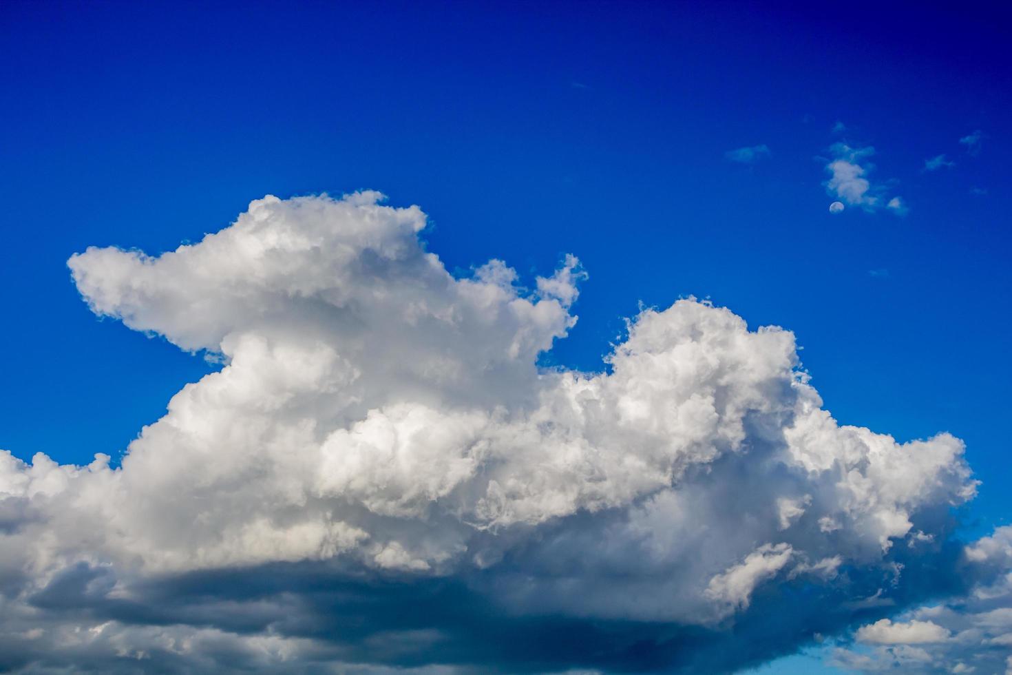 el lapso de tiempo de la imagen de hermosas nubes de lluvia moviéndose continuamente. , cielo azul de fondo foto