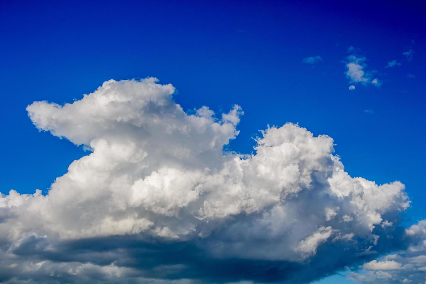 el lapso de tiempo de la imagen de hermosas nubes de lluvia moviéndose continuamente. , cielo azul de fondo foto