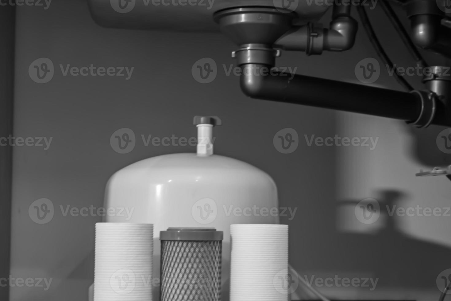 sistema de filtro de agua para el hogar en la cocina de fondo foto