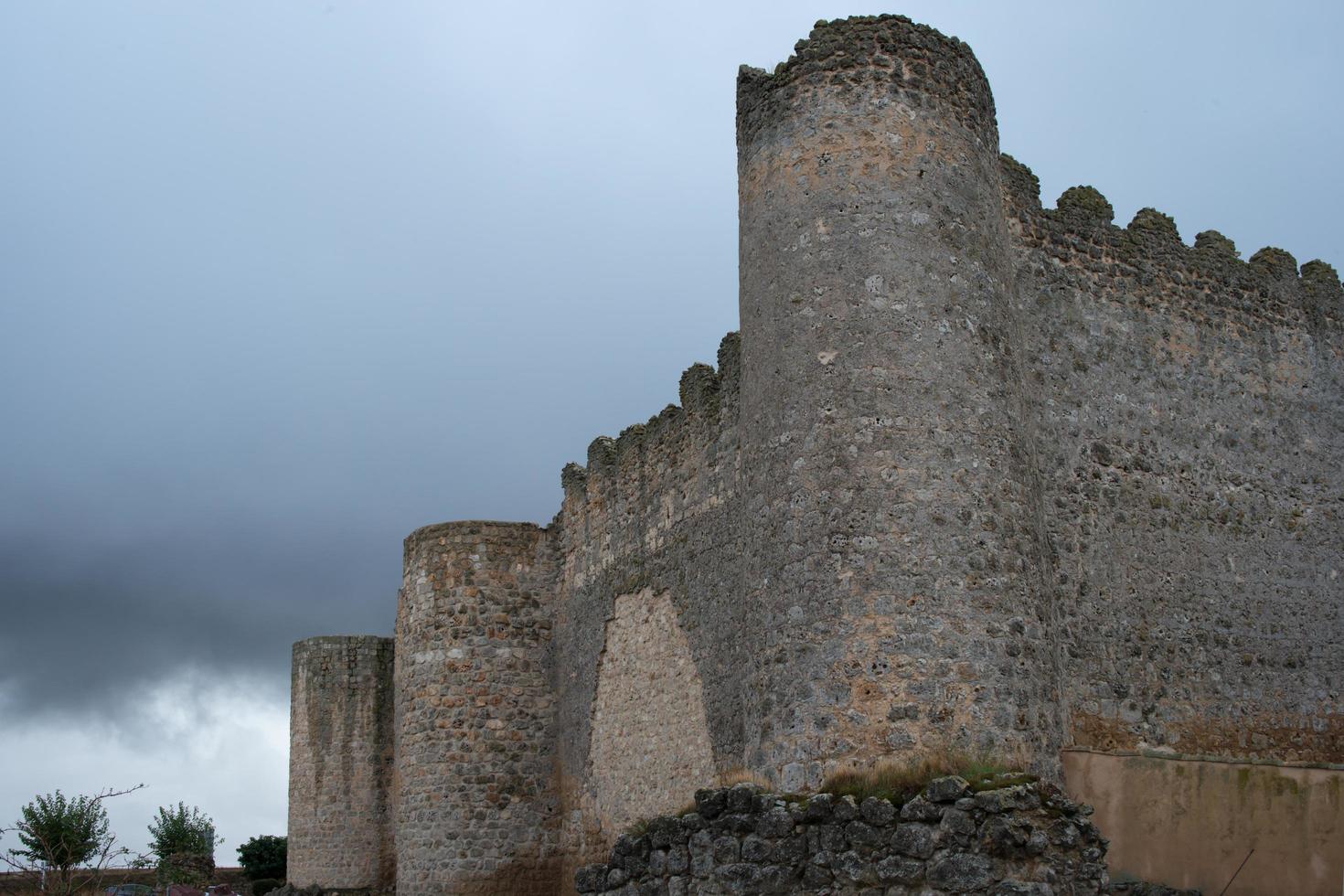 cerca del castillo de piedra en uruena, valladolid foto