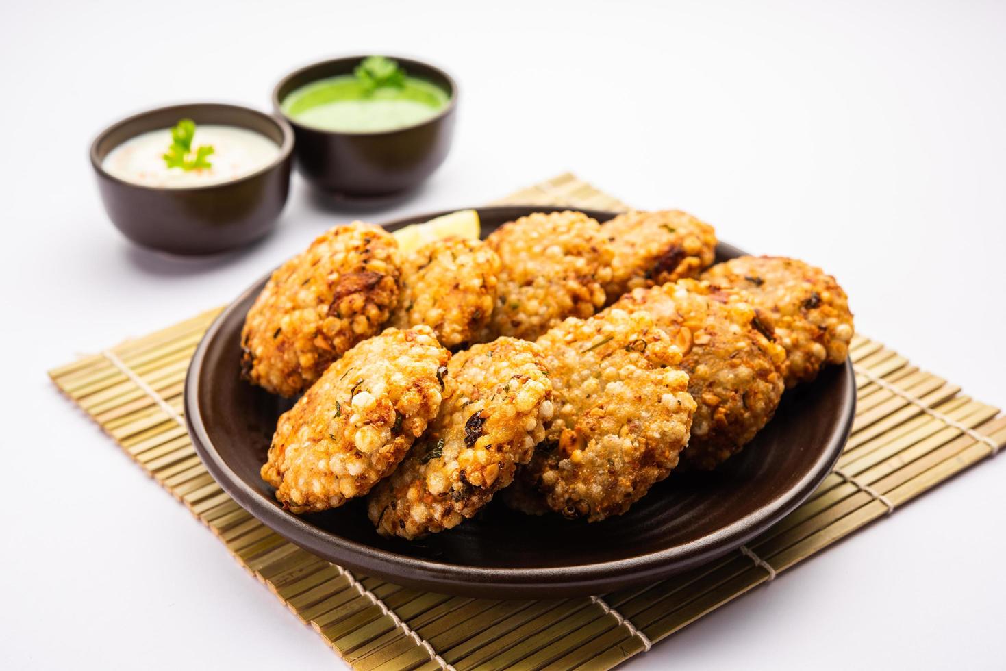 sabudana wada o shabudana vada llamada en india hecha de sagú y servida con chutney foto