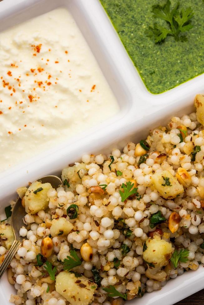 sabudana khichadi - un auténtico plato de maharashtra elaborado con semillas de sagú, servido con cuajada foto