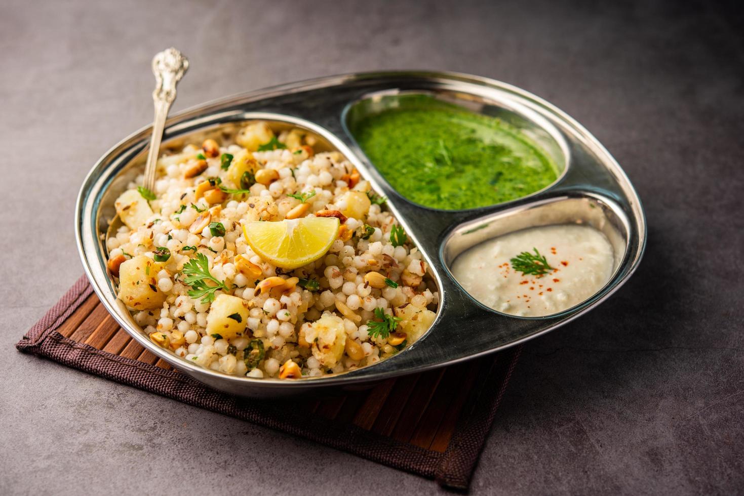 sabudana khichadi - un auténtico plato de maharashtra elaborado con semillas de sagú, servido con cuajada foto