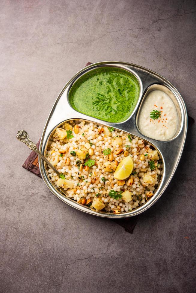 sabudana khichadi - un auténtico plato de maharashtra elaborado con semillas de sagú, servido con cuajada foto