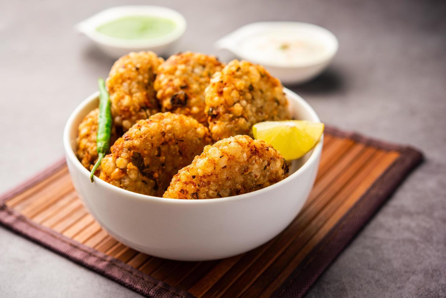 sabudana wada o shabudana vada llamada en india hecha de sagú y servida con chutney foto