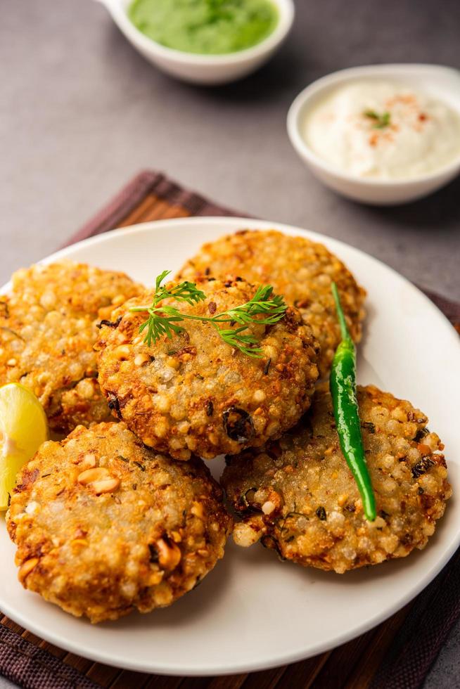 sabudana wada o shabudana vada llamada en india hecha de sagú y servida con chutney foto