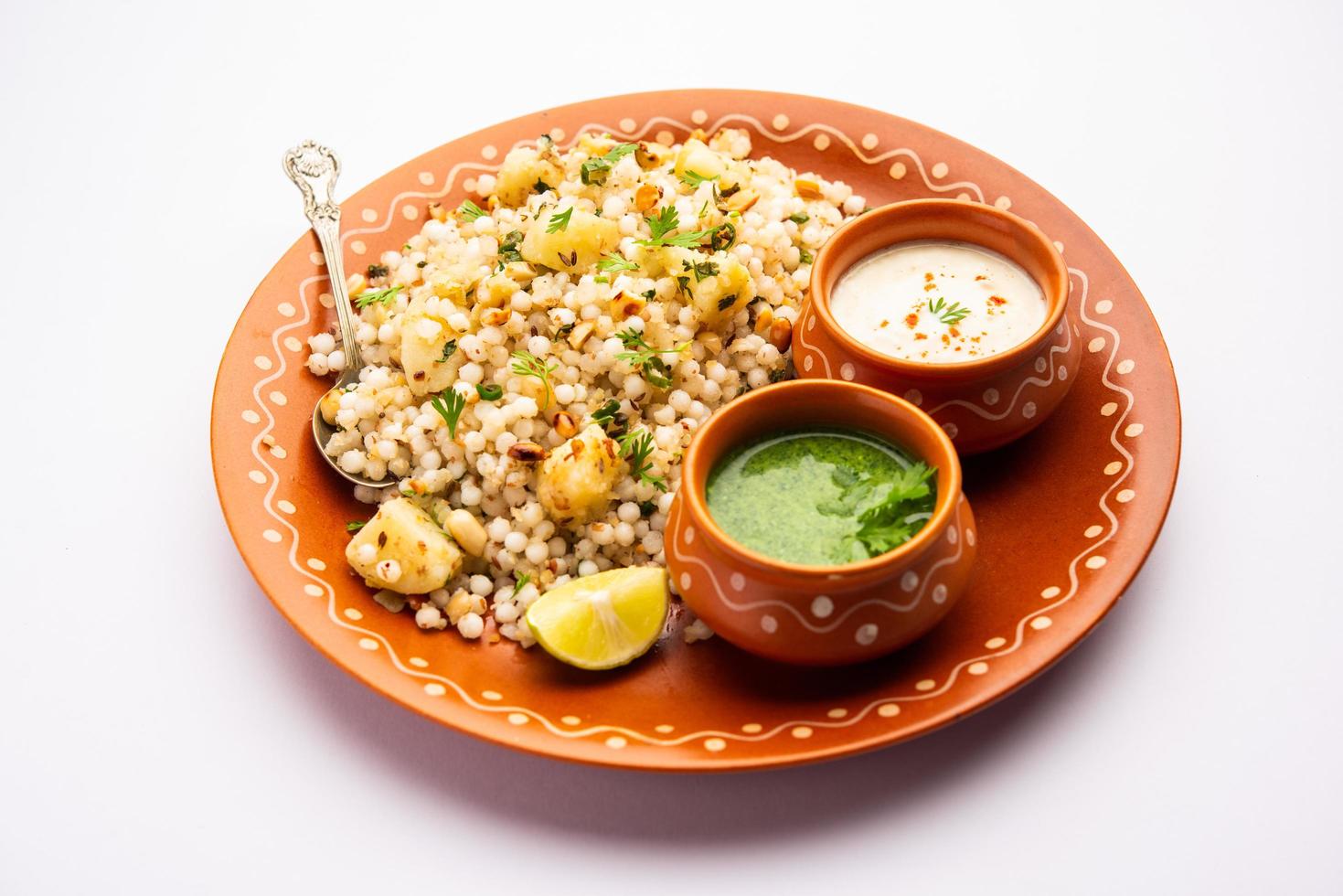 sabudana khichadi - un auténtico plato de maharashtra elaborado con semillas de sagú, servido con cuajada foto