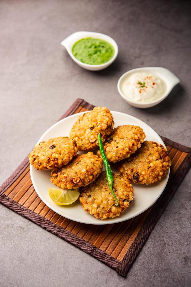 sabudana wada o shabudana vada llamada en india hecha de sagú y servida con chutney foto