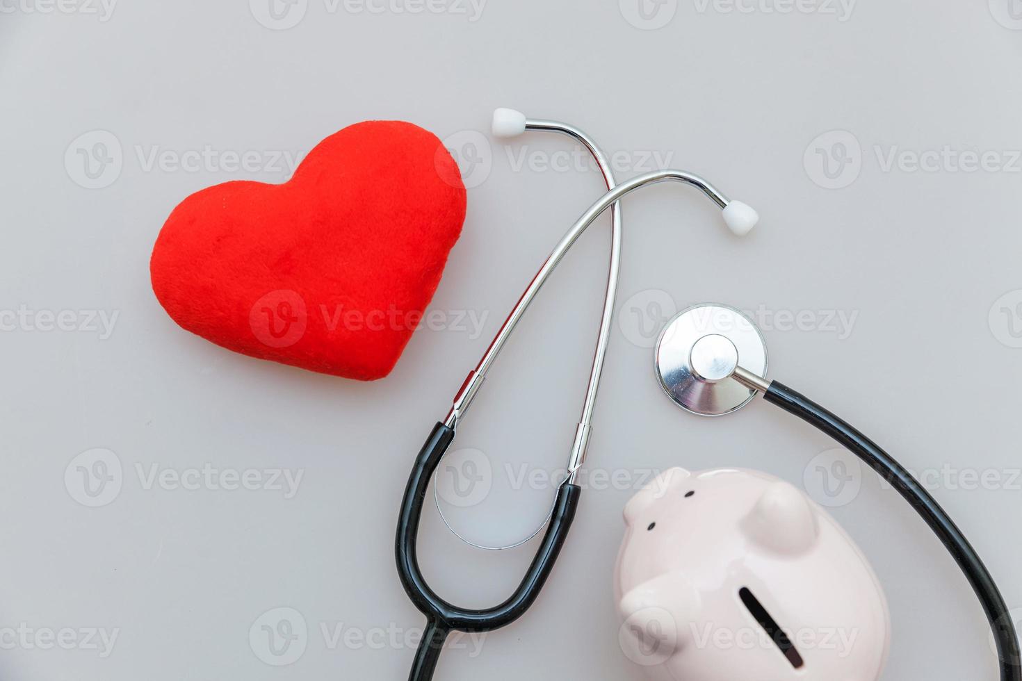 equipo médico de medicina estetoscopio o hucha de fonendoscopio y corazón rojo aislado sobre fondo blanco foto