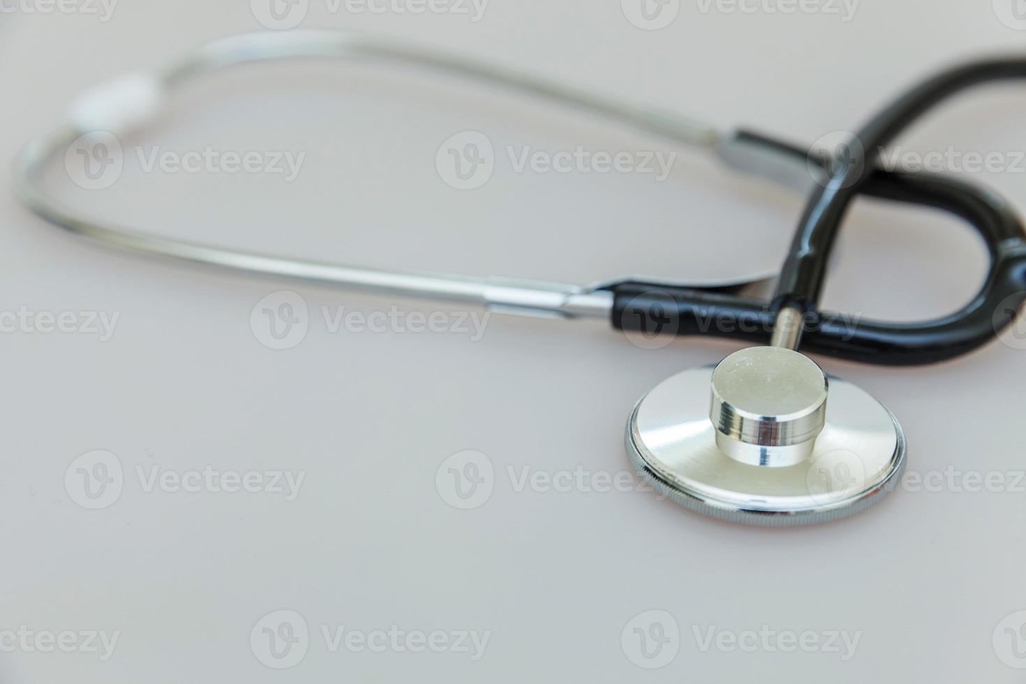 equipo de medicina estetoscopio o fonendoscopio aislado sobre fondo blanco. dispositivo de instrumento para médico. concepto de seguro de vida de atención médica foto