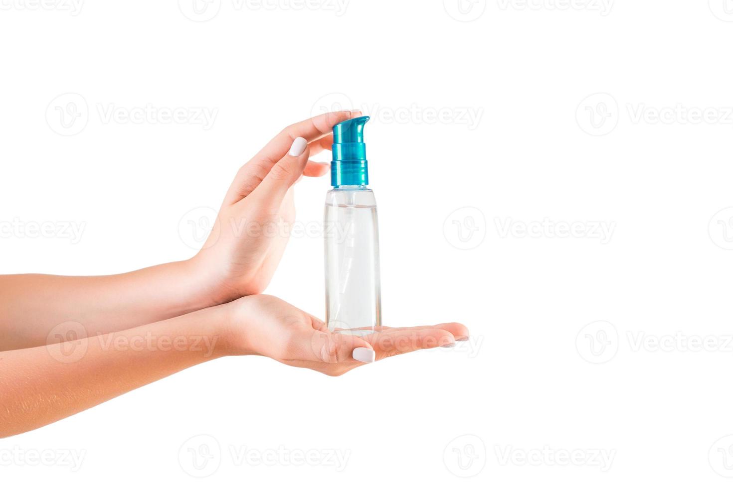 mano femenina sosteniendo una botella de crema de loción aislada. Chica dar tubo productos cosméticos sobre fondo blanco. foto