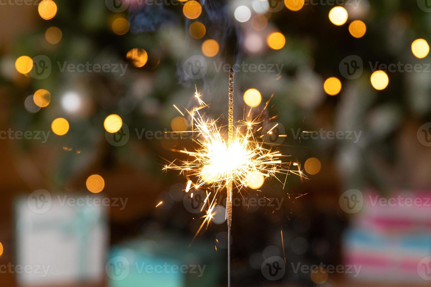 Bengala fuego chispa vela de bengala de año nuevo aislada sobre