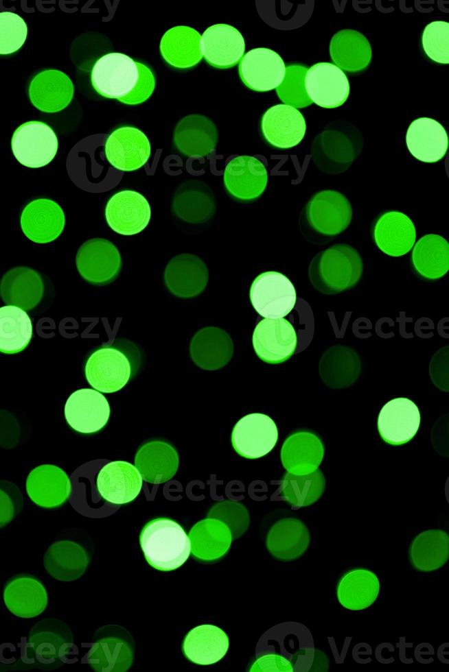 fondo negro bokeh colorido abstracto desenfocado. desenfocada y borrosa muchas luces verdes redondas foto