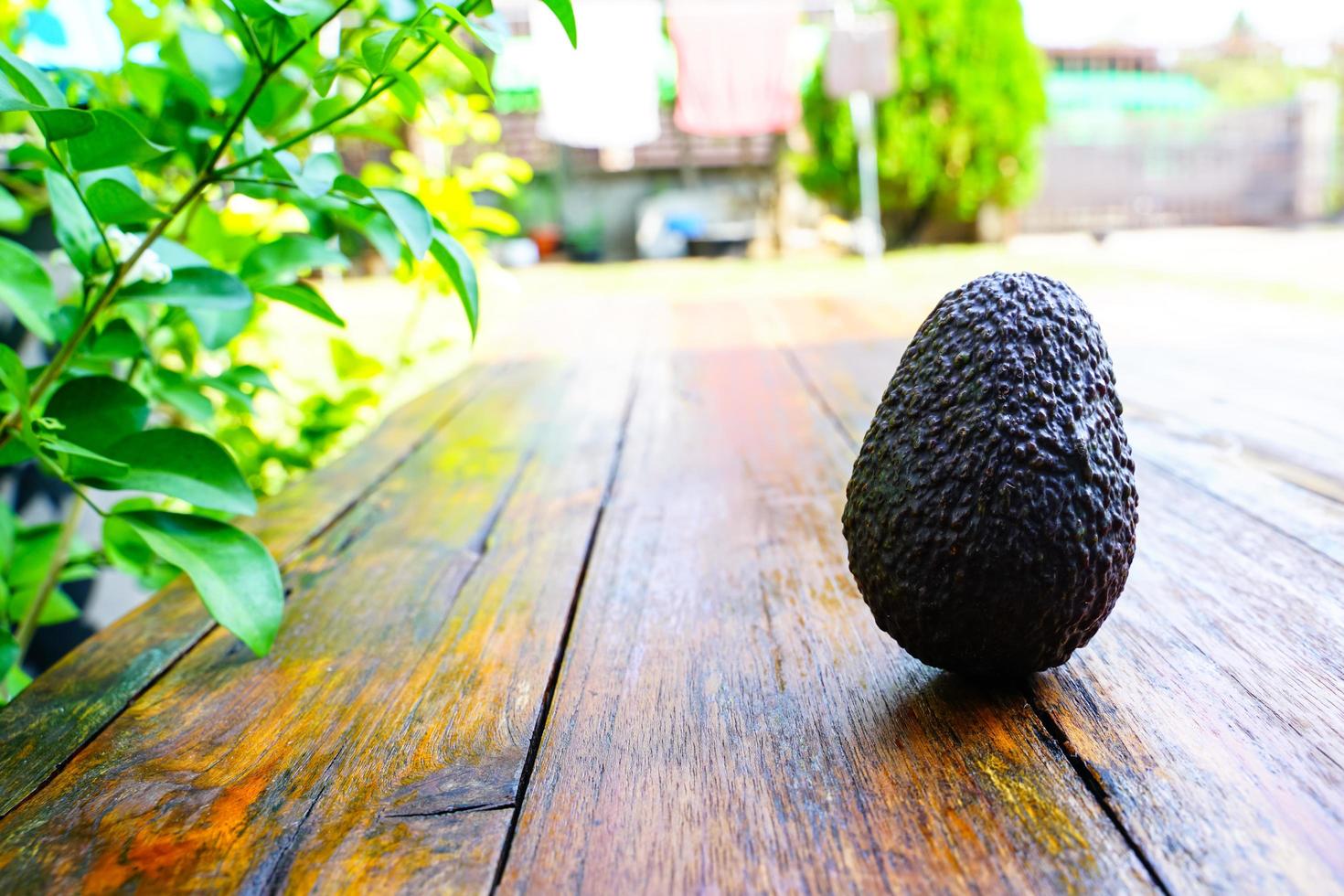 el aguacate verde fresco sobre una mesa de madera es una fruta muy útil y vitamínica. foto