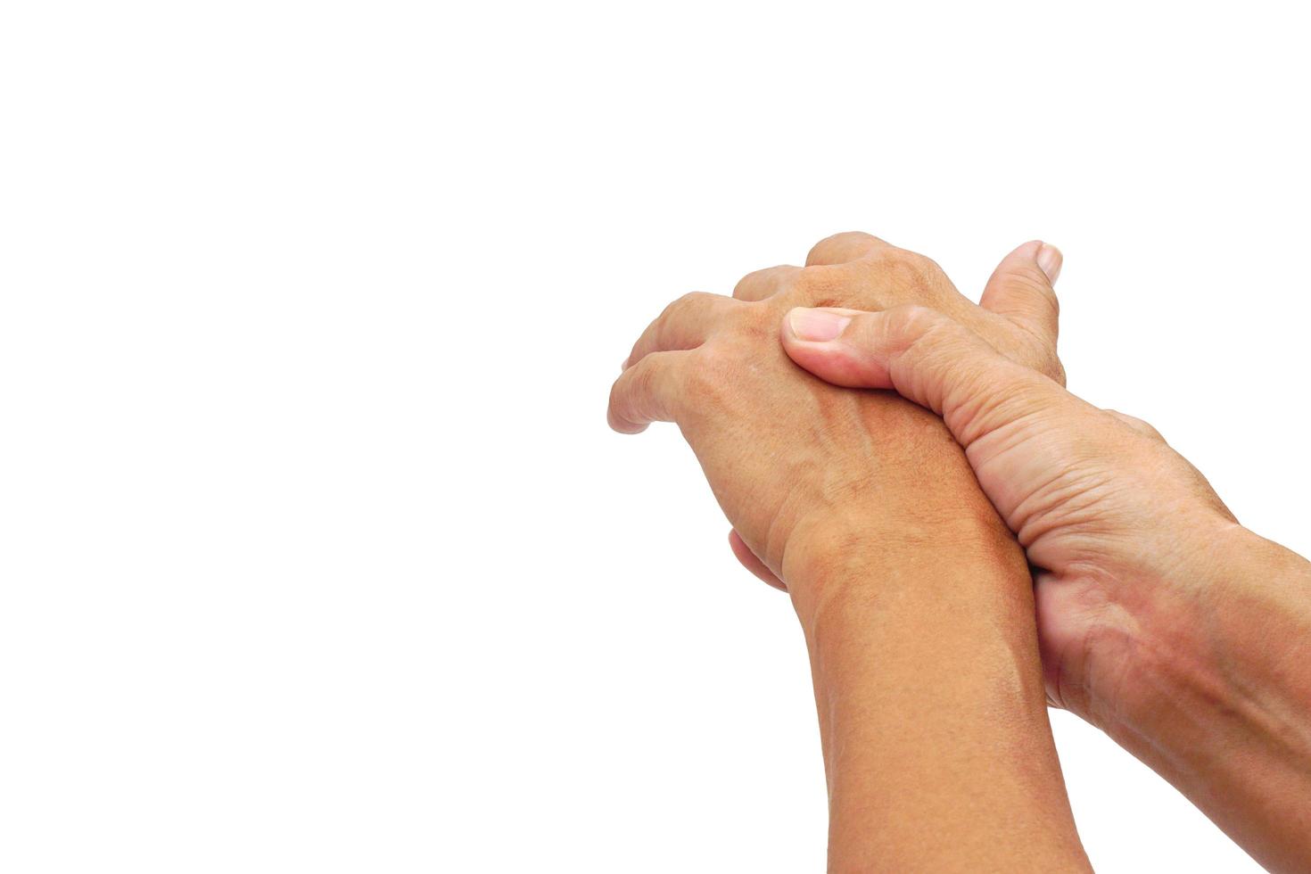 mujer con dolor en la muñeca sobre fondo blanco con trazado de recorte. concepto de síndrome de salud y oficina. foto