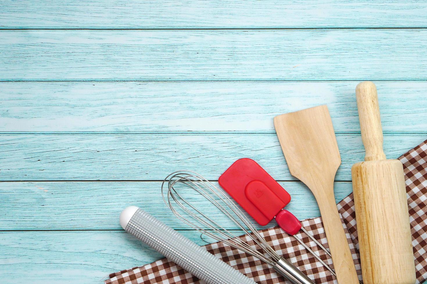 vista superior conjunto de utensilios de cocina e ingredientes para panadería en piso de madera azul. foto
