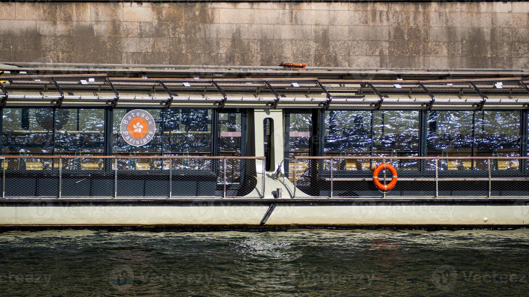 Everything horizontal in Paris photo