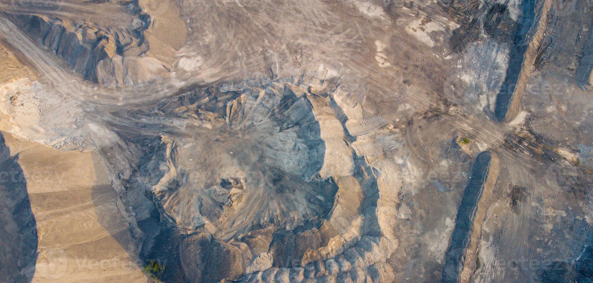 muchos cerros de arenisca en los terrenos de la fábrica de cemento antes de ser transportados como materia prima. foto