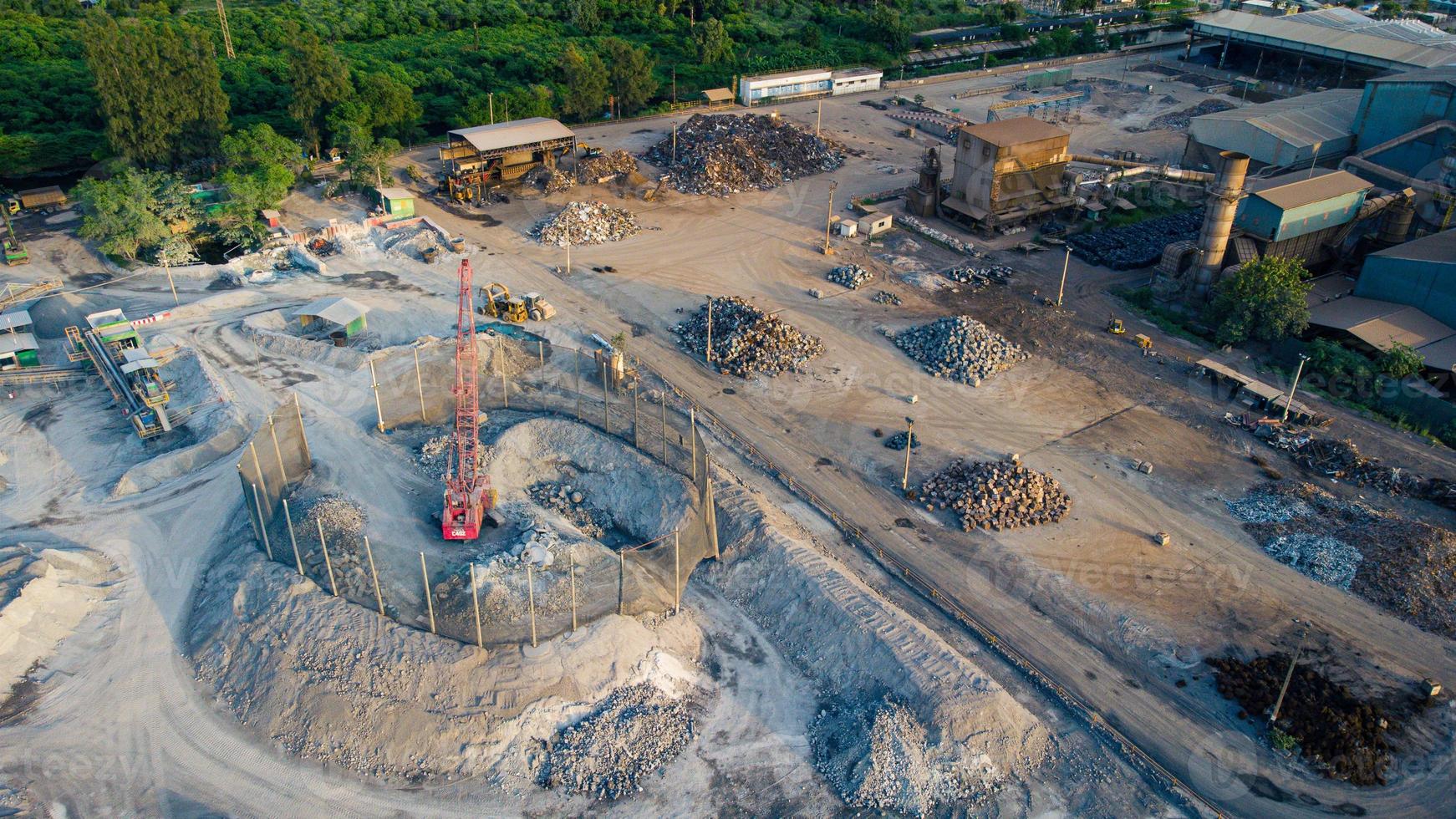 muchos cerros de arenisca en los terrenos de la fábrica de cemento antes de ser transportados como materia prima. foto