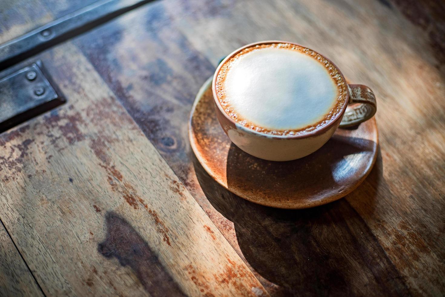 taza vintage de café caliente con luz de la mañana foto