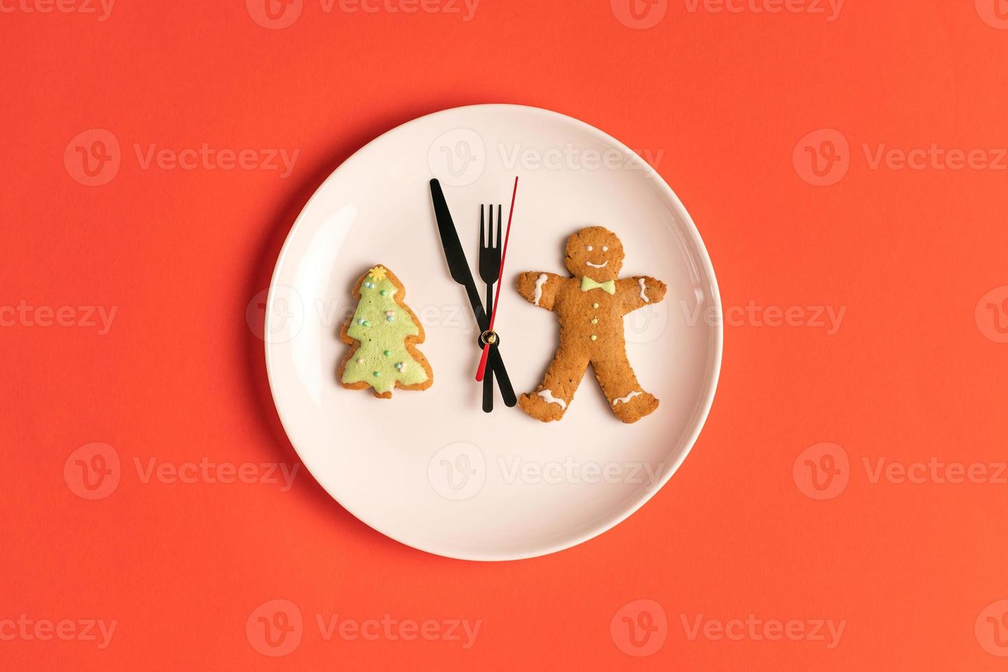 gingerbread cookies are laid out in the shape of a clock around the hour hands. Happy new year concept photo