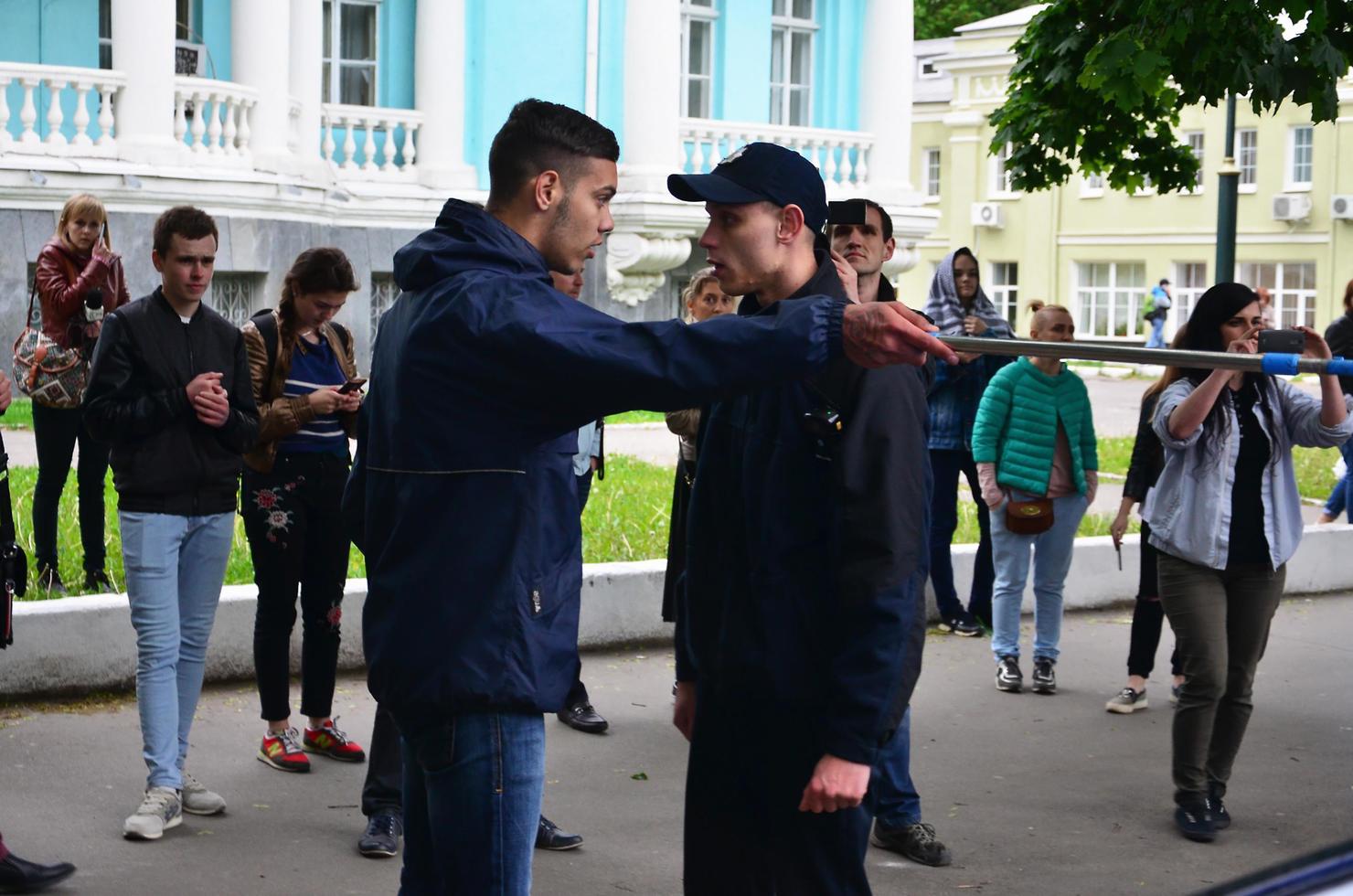 Jarkov. ucrania - 17 de mayo de 2022 conflicto entre la policía y la organización de nazis y patriotas durante la dispersión de la primera acción lgbt en kharkov foto